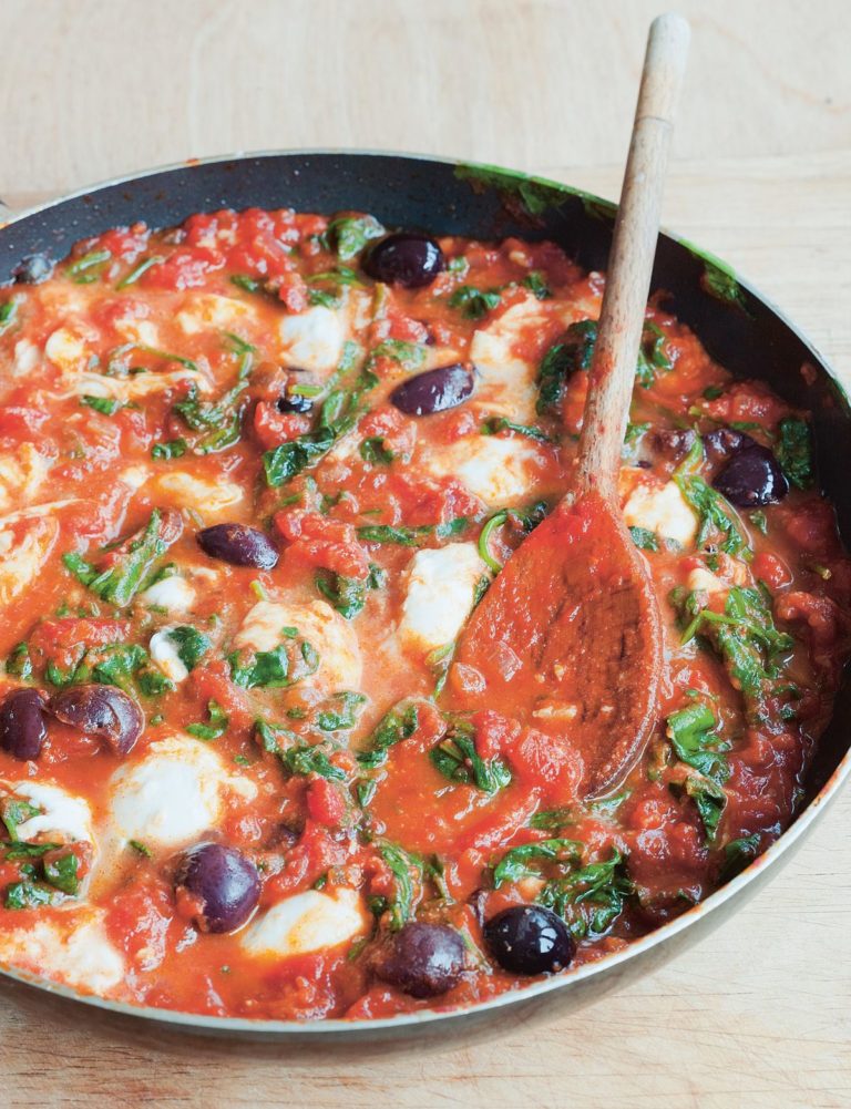 Oozy Tomato Sauce with Spinach and Olives (Sugo al Pomodoro con Olive e Spinaci)