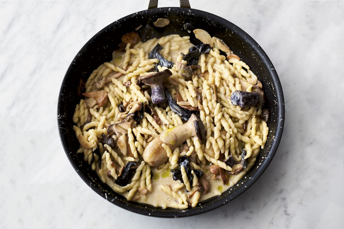 Jamie Oliver’s 5-ingredient Garlic Mushroom Pasta