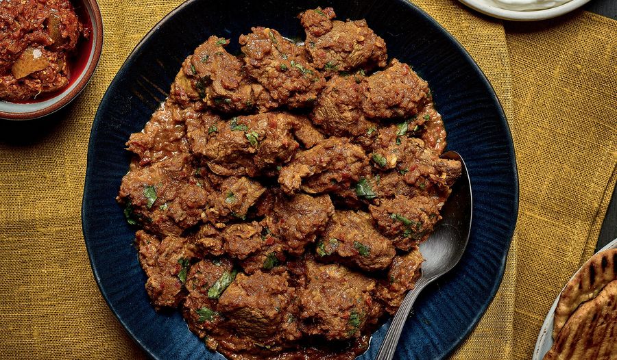 Nadiya Hussain's Easy Lamb Bhuna Curry & Garlic Naan Recipe