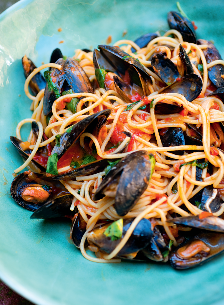 Spaghetti with Mussels and Tomato Sauce