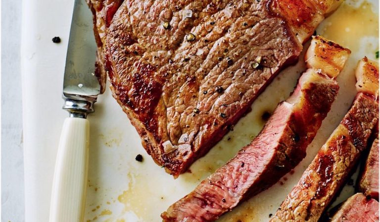 Steak with tarragon and mushroom sauce