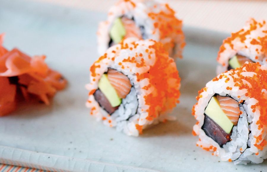 salmon maki roll