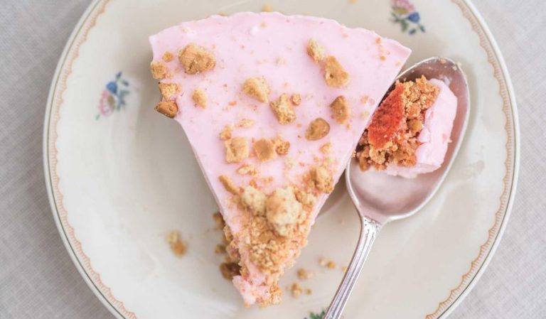Three-ingredient Yoghurt Jelly Pie Recipe