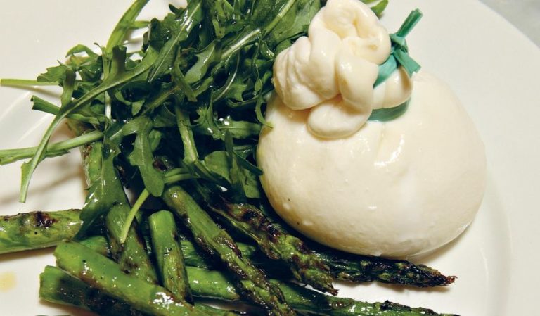 Burrata with Warm Roasted Asparagus and Wild Rocket (burrata Con asparagi arrosto e rucola)