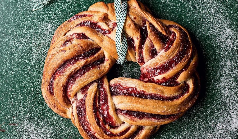Cinnamon & Raspberry Whirl Christmas Wreath Recipe | GBBO
