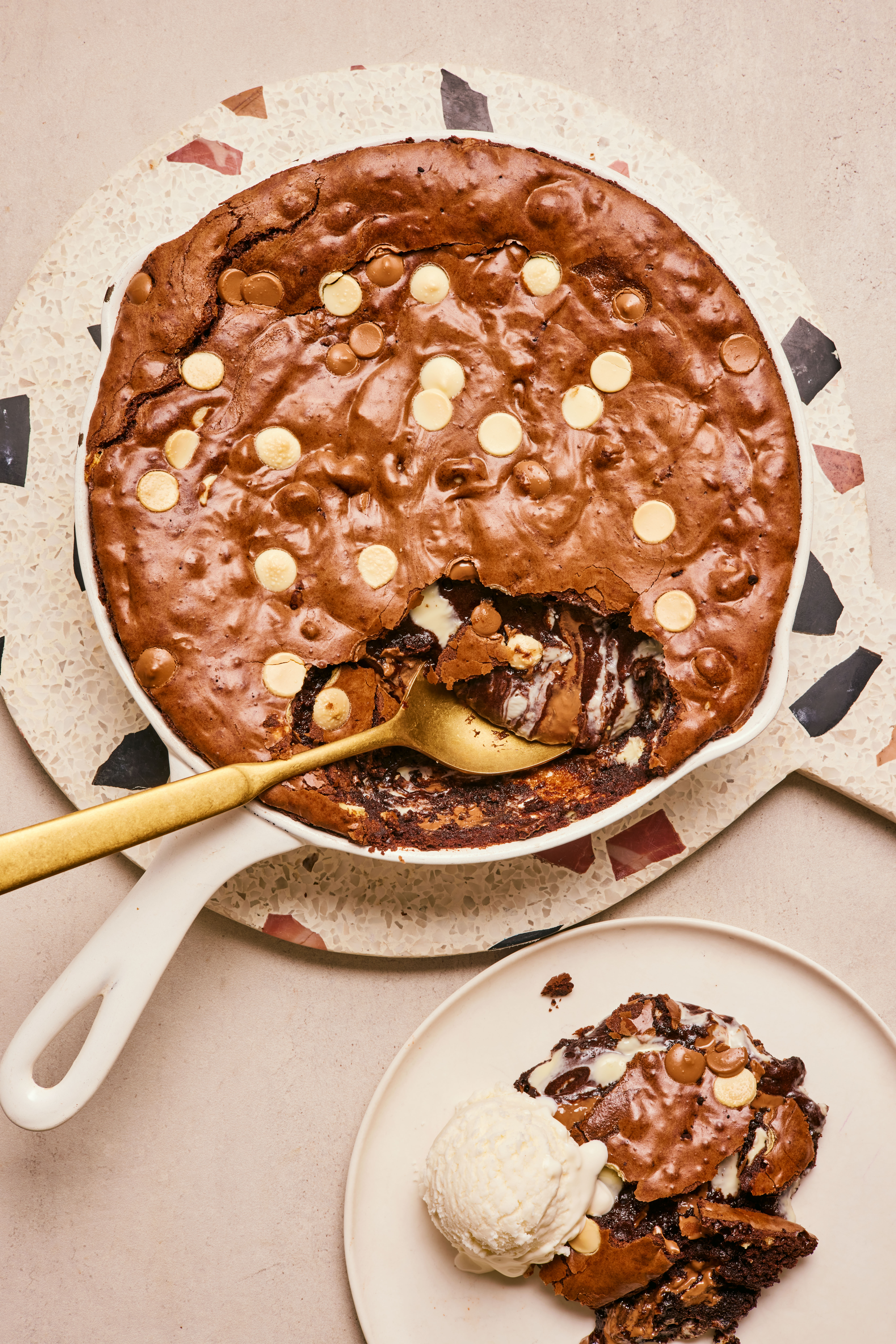https://thehappyfoodie.co.uk/wp-content/uploads/2023/07/Janes-Patisserie-Giant-Skillet-Brownie.jpg