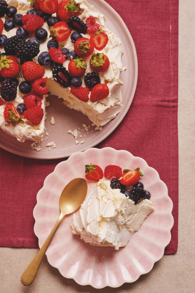 berry pavlova