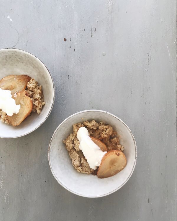 Baked Oats with Caramelised Pears | Midweek Breakfast