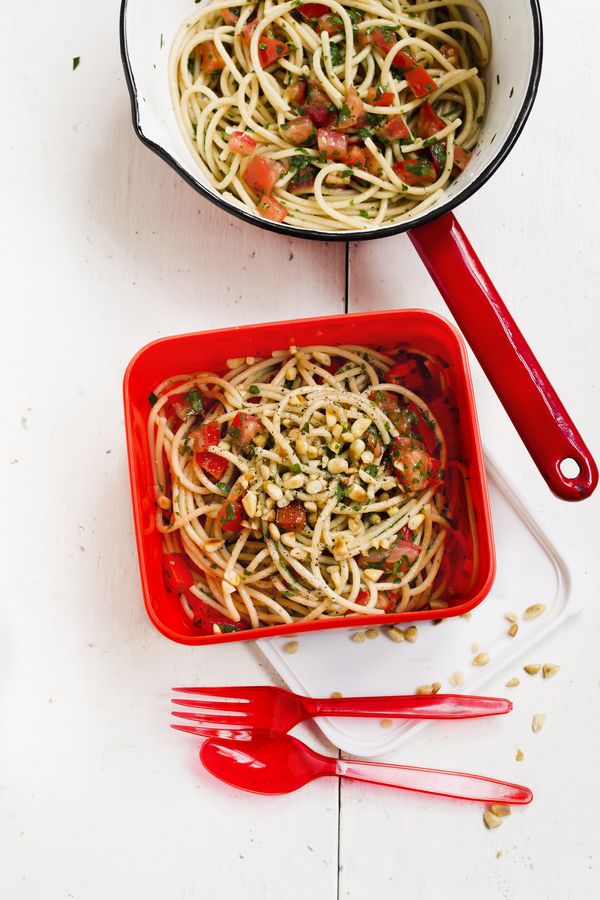 Easy Store Cupboard Pasta Recipes | Spaghetti with Tomato & Garlic