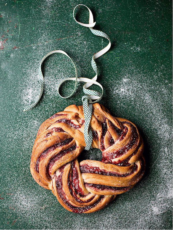jam cake recipes cinnamon and raspberry whirl wreath The Great British Bake Off: Christmas